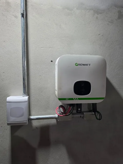 Inversor solar conectado a eletrodutos em parede de alvenaria