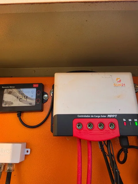 Painel com componentes de controle e conexões elétricas