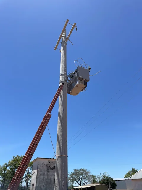 Poste e equipamentos de rede elétrica vistos de baixo