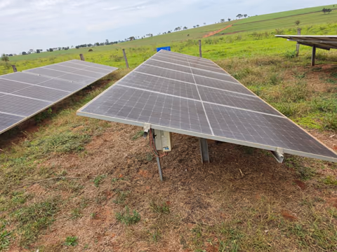 Fileiras de painéis solares montados sobre o solo em área rural