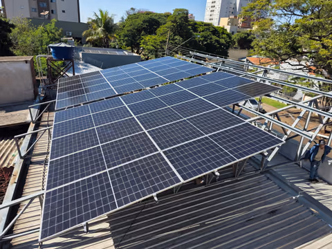 Módulos fotovoltaicos sobre estrutura metálica em cobertura urbana