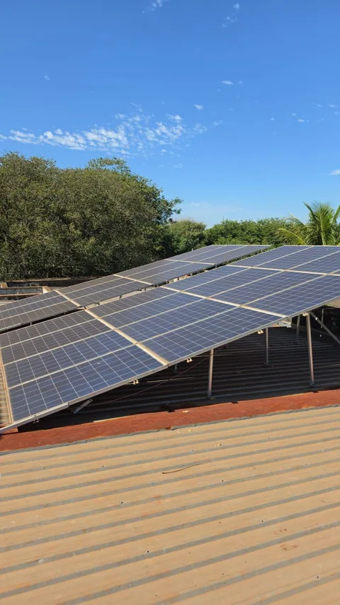 Painéis fotovoltaicos fixados acima de telhas cerâmicas